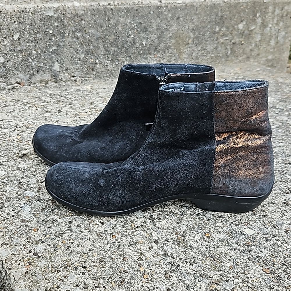 Dansko Otis black metallic bronze ankle boot size 41